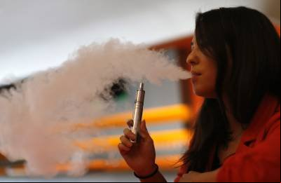 Uso de cigarros eletrônicos aumenta risco de ter cárie no dente, diz estudo