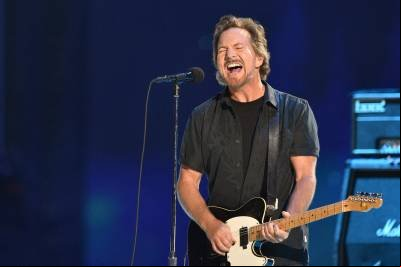 Pearl Jam presta homenagem a Taylor Hawkins, do Foo Fighters, durante show