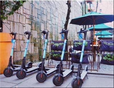 Motorista capota carro ao desviar de usuários de patinetes elétricos