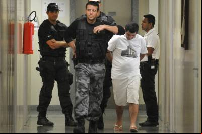 O ex-porteiro disse a investigadores que teve ajuda do sobrinho, Paulo Santana, e de Francisco Mairlon Aguiar, que também confessaram participação em um primeiro momento, mas voltaram atrás e disseram que só haviam itido a culpa por terem sido torturados