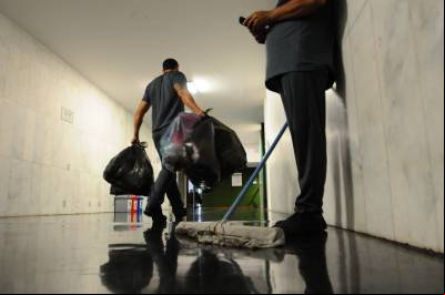Quase metade dos brasileiros faz bico para complementar renda