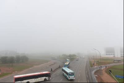 Nevoeiro e sol: tempo inconstante pega brasilienses de surpresa