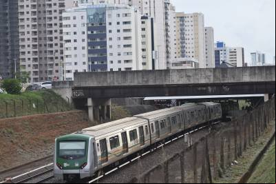 Descarga elétrica provoca fumaça em trem e assusta ageiros do Metrô-DF